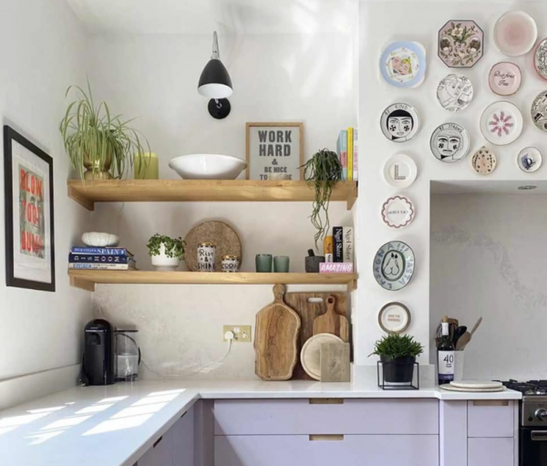 Dinding dengan aksen stiker dinding kreatif